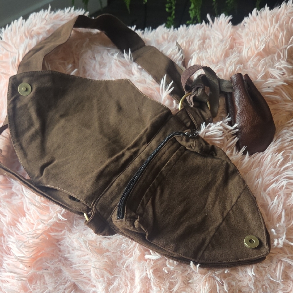Brown Leaf-Shaped Crossbody Bag - Picture 2 of 5